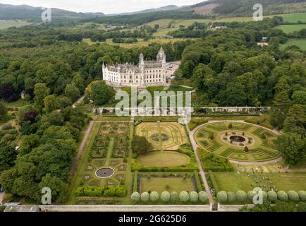 Luftaufnahme von Dunrobin Castle, Golspie, Sutherland, Schottland, Heimat der Grafen und Herzöge von Sutherland. Stockfoto