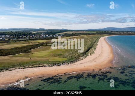 Luftaufnahme von Royal Dornoch Golf Links und Dornoch Beach, Sutherland, Dornoch, Schottland. Stockfoto