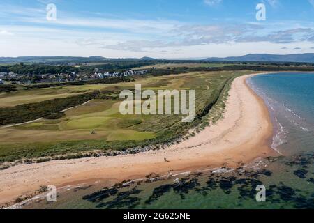 Luftaufnahme von Royal Dornoch Golf Links und Dornoch Beach, Sutherland, Dornoch, Schottland. Stockfoto