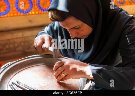 Demonstration der traditionellen Kupferstich, Arg of Karim Khan (Zitadelle), Stadtzentrum, Shiraz, Fars Provinz, Iran, Persien, Westasien, Asien Stockfoto