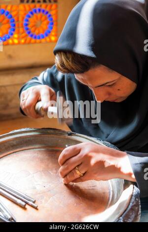 Demonstration der traditionellen Kupferstich, Arg of Karim Khan (Zitadelle), Stadtzentrum, Shiraz, Fars Provinz, Iran, Persien, Westasien, Asien Stockfoto