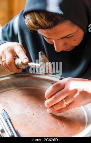 Demonstration der traditionellen Kupferstich, Arg of Karim Khan (Zitadelle), Stadtzentrum, Shiraz, Fars Provinz, Iran, Persien, Westasien, Asien Stockfoto