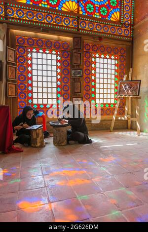 Demonstration der traditionellen Kupferstich, Arg of Karim Khan (Zitadelle), Stadtzentrum, Shiraz, Fars Provinz, Iran, Persien, Westasien, Asien Stockfoto