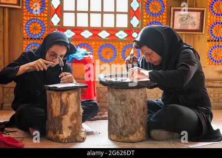 Demonstration der traditionellen Kupferstich, Arg of Karim Khan (Zitadelle), Stadtzentrum, Shiraz, Fars Provinz, Iran, Persien, Westasien, Asien Stockfoto