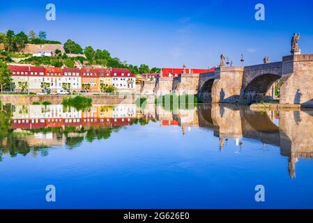 Würzburg, Deutschland. Wunderschöne Wasserspiegelung des Main River. Sightseeing in Franken, Bayern. Stockfoto