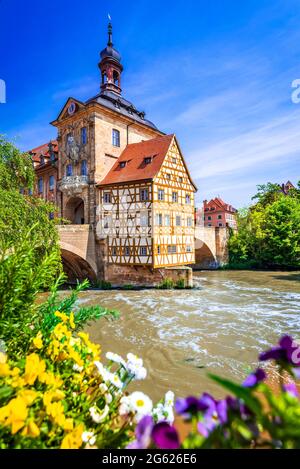 Bamberg, Deutschland. Toller Blick auf das historische Stadtzentrum in Bayern. Fachwerkhaus mitten im Fluss, alte Gebäude und Brückendeko Stockfoto