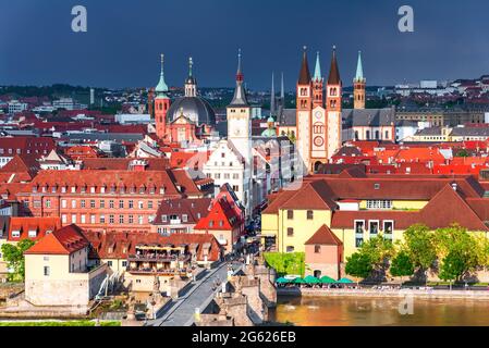 Würzburg, Deutschland. Luftaufnahme der Altstadt mit Dom und Rathaus, Teil der Romantischen Straße, Franken, Bayern, Deutschland Stockfoto