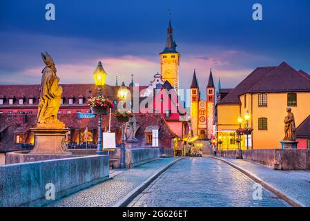 Würzburg, Deutschland. Altstadt mit Dom und alter Hauptbrücke, Teil der Romantischen Straße, Franken, Bayern, Deutschland Stockfoto