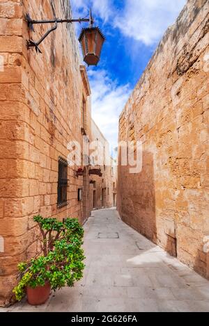 Mdina, Malta - Kopfsteinpflasterstraße in der mittelalterlichen Festungsstadt Mdina, der alten Hauptstadt der Insel. Stockfoto