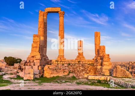 Amman, Jordanien. Die Zitadelle und der Tempel des Herkules der Zitadelle Amman, Jabal al-Qal'a Sonnenuntergang Licht. Stockfoto