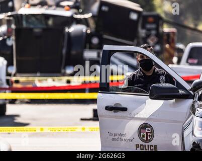 Los Angeles, USA. Juli 2021. Eine Millionen Dollar schwere LAPD Bomb Squad Ausrüstung explodiert während der Detonation illegaler Sprengstoffe in South Los Angeles. Die Sprengstoffe wurden von LAPD-Beamten als zu gefährlich eingestuft und vor Ort gezündet, wo das Containment-Schiff des Bombenkommandos misshandelte. Mehrere Häuser und Autos wurden in der Gegend beschädigt. 7/1/2021 Los Angeles, CA USA (Foto: Ted Soqui/SIPA USA) Quelle: SIPA USA/Alamy Live News Stockfoto