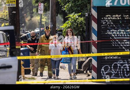 Los Angeles, USA. Juli 2021. Eine Millionen Dollar schwere LAPD Bomb Squad Ausrüstung explodiert während der Detonation illegaler Sprengstoffe in South Los Angeles. Die Sprengstoffe wurden von LAPD-Beamten als zu gefährlich eingestuft und vor Ort gezündet, wo das Containment-Schiff des Bombenkommandos misshandelte. Mehrere Häuser und Autos wurden in der Gegend beschädigt. 7/1/2021 Los Angeles, CA USA (Foto: Ted Soqui/SIPA USA) Quelle: SIPA USA/Alamy Live News Stockfoto