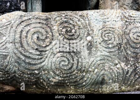 Tri Spirale oder Triskell in einem Stein am Eingang des tumulus newgrange geschnitzt Stockfoto