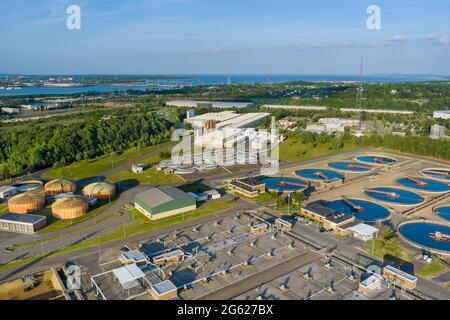 Panoramablick auf die moderne städtische Kläranlage die Wasserreinigung ist der Prozess der Beseitigung unerwünschter Chemikalien Stockfoto