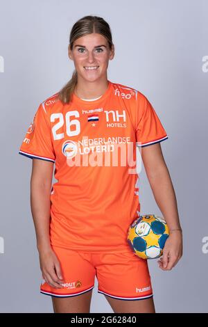 PAPENDAL, NIEDERLANDE - 25. JUNI: Angela Malestein aus den Niederlanden während des niederländischen Handball-Frauenphotoshootings vor den Olympischen Spielen 2021 im Sportcenter Papendal am 25. Juni 2021 in Papendal, Niederlande (Foto von Henk Seppen/Orange Picics) Stockfoto