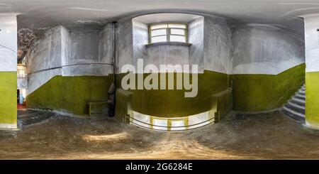 Full nahtlose sphärische hdri Panorama 360 Grad-Winkelansicht im Inneren des leeren alten Korridors im Eingang mit alter Treppe in equiprecheckigen Projes Stockfoto