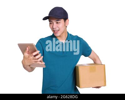 Der junge Kurier hält ein Kartonpaket mit einem Tablet und steht vor einem weißen Hintergrund. Stockfoto