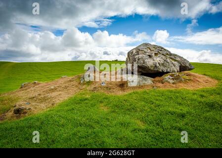 Überreste eines Dolmen auf dem Megalithfriedhof von Carrowmore Stockfoto