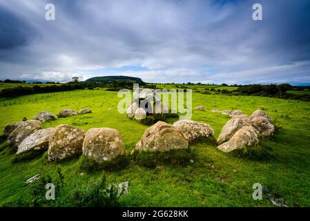 Grab 7 des carrowmore-Friedhofs ist sowohl ein Steinkreis als auch ein kleiner Dolmen Stockfoto