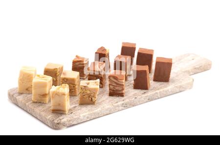 Sechs verschiedene Aromen von Fudge auf weißem Hintergrund Stockfoto