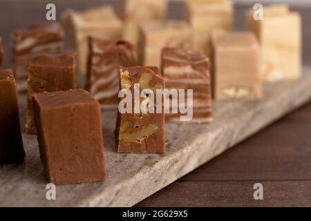 Sechs verschiedene Aromen von Fudge auf einem Holztisch Stockfoto