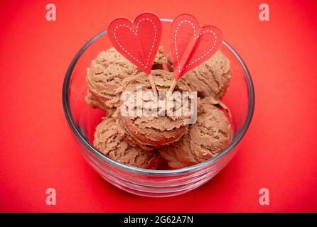 Schokoladeneis in einer Glasschüssel auf braunem Hintergrund Stockfoto