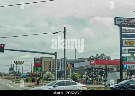 Augusta, GA USA - 03 17 21: Urbane Szene mit Gasschildern Gebäude und Verkehr - Belair Road Stockfoto