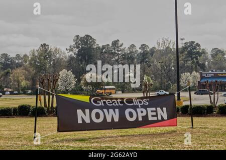 Augusta, GA USA - 03 17 21: Great Clips Friseursalon Straßenbanner jetzt während der Covid-19 Pandemie geöffnet - Belair Road Stockfoto