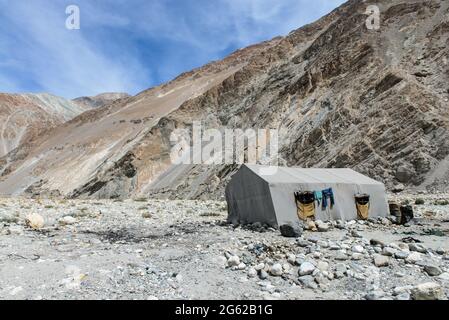 Zeltplatz in der Region Ladakh im Himalaya für lokale Arbeiter mit Zelt und Kleidung, die zum Trocknen auf dem Zelt hängt. Stockfoto