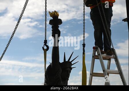 New York, USA. Juli 2021. Die „kleine Schwester“ (petite soeur auf Französisch) der Freiheitsstatue wird am 1. Juli 2021 auf Ellis Island in New York, NY, zur Enthüllung vorbereitet. Die fast 10 Meter hohe Bronzestatue, die auf dem ursprünglichen Gipsabguss ihrer großen Schwester auf Liberty Island basiert, wird bis zum 5. Juli ausgestellt, bevor sie zur französischen Botschaft in Washington, DC, umzog. (Foto von Anthony Behar/Sipa USA) Quelle: SIPA USA/Alamy Live News Stockfoto