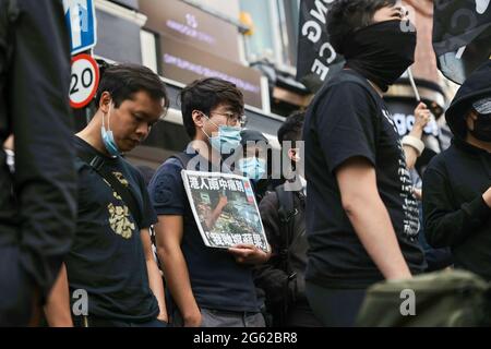 Simon Cheng, ehemaliger Handels- und Investitionsbeauftragter der britischen Botschaft in Hongkong, nimmt an der Demonstration Teil. Hongkongers veranstaltete Demonstrationen in zehn verschiedenen Städten in Großbritannien, um gegen den einjährigen Jahrestag der Promulgation des Hongkonger nationalen Sicherheitsgesetzes und den hundertjährigen Jahrestag der Kommunistischen Partei Chinas zu protestieren. In London versammelten sich die Teilnehmer vor der chinesischen Botschaft und marschierten nach Chinatown, wo die Hauptereignis stattfand. Die Massen zogen später zum Wirtschafts- und Handelsbüro von Hongkong und vergaßen rauchige Fackeln als symbolisches Zeichen des Fluchens Stockfoto