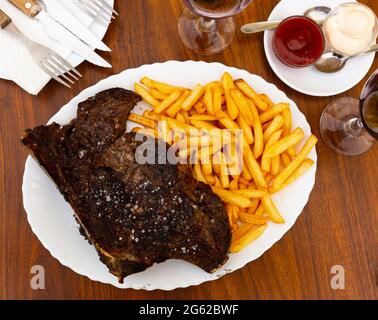 Chuleton ist ein beliebtes spanisches Gericht aus einem Rindersteak Stockfoto