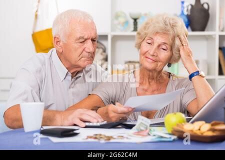 Frustrierte ältere Paare mussten finanzielle Schwierigkeiten haben Stockfoto