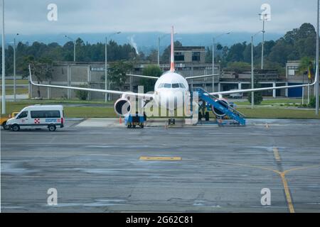 Medellin, Antioquia, Kolumbien - 17 2021. Mai: Flugzeug am Morgen neben einer blauen Treppe am Flughafen Jose Maria Cordova Stockfoto