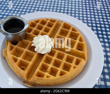 Außen knusprig und innen weich Waffel mit Butter und Sirup. Stockfoto