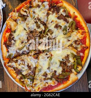 Eine leckere Pizza im amerikanischen Stil und Käsesteak. Stockfoto