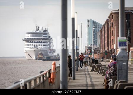 Das Kreuzfahrtschiff MSC Virtuosa bereitet sich auf die Jungfernfahrt um die Britischen Inseln vor Stockfoto