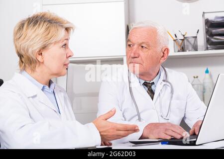Arzt und Krankenschwester Stockfoto
