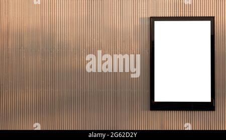 Weiße Plakatwand mit goldfarbenem metallischem Hintergrund Stockfoto