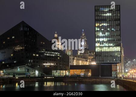 Moderne Gebäude auf Mann Island, Liverpool, mit den Three Graces Heritage Gebäuden in der Ferne Stockfoto