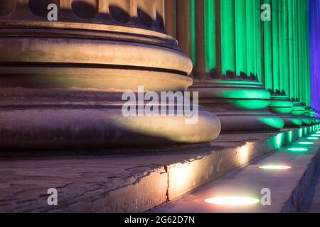 Steinsäulen in der St George's Hall, Liverpool, beleuchtet in Regenbogenfarben Stockfoto