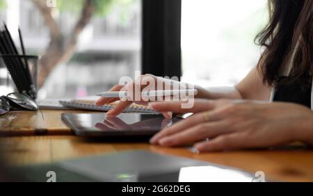 Nahaufnahme einer Frau, die den Stift hält und ein digitales Tablet verwendet Stockfoto