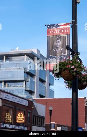 Haverhill, Massachusetts, USA, 28. Juni 2021: Ein Banner des Haverhill Exchange Club zu Ehren des Veteranen des Zweiten Weltkriegs, Aristocles, Zaz, Zazopoulos, auf der Ausstellung i Stockfoto