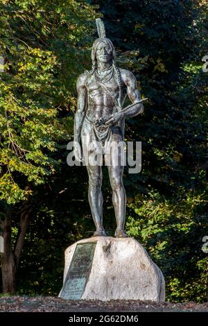 Plymouth, Massachusetts, USA, 24. Oktober 2013: Statue von Massasoit Sachem des Wampanoag-Stammes mit Blick auf den Hafen von Plymouth. Stockfoto