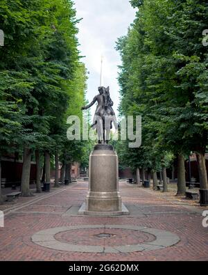 Boston, Massachusetts, USA, 12. Juli 2017: Statue von Paul Revere auf dem Pferderücken mit Bostons Old North Church im Hintergrund. Stockfoto