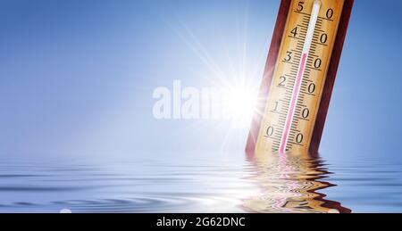 Quecksilberthermometer. Konzept für die Sommerhitze oder die globale Erwärmung des Klimawandels. Stockfoto