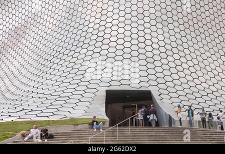 Menschen mit Covid-19-Gesichtsmasken vor dem Somaya-Museum in Polanco, Mexiko-Stadt, Mexiko Stockfoto