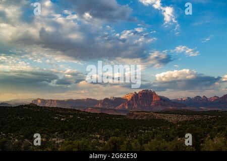 Sonnenuntergang über dem Zion National Park Stockfoto