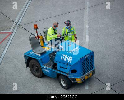 Medellin, Antioquia, Kolumbien - 17 2021. Mai: Latin Men parker ein Blaues Auto an der Seite des Flughafens Stockfoto