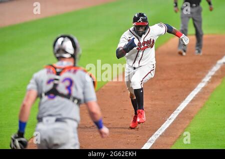 Atlanta, GA, USA. Juli 2021. Atlanta Braves-Outfielder Abraham Almonte läuft die dritte Grundlinie für das Spiel, das beim neunten Inning eines MLB-Spiels im Truist Park in Atlanta, GA, gegen die New York Mets Punkten konnte. Austin McAfee/CSM/Alamy Live News Stockfoto